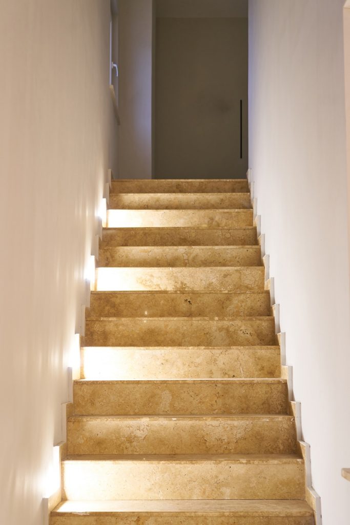 Iluminación de la escalera: cómo evitar pasos en falso - Ecoluz LED